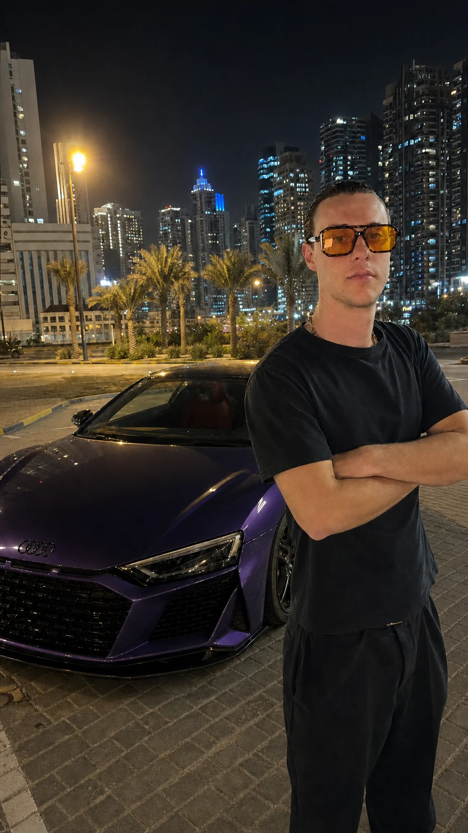 Juki junto a un Audi real en Dubái