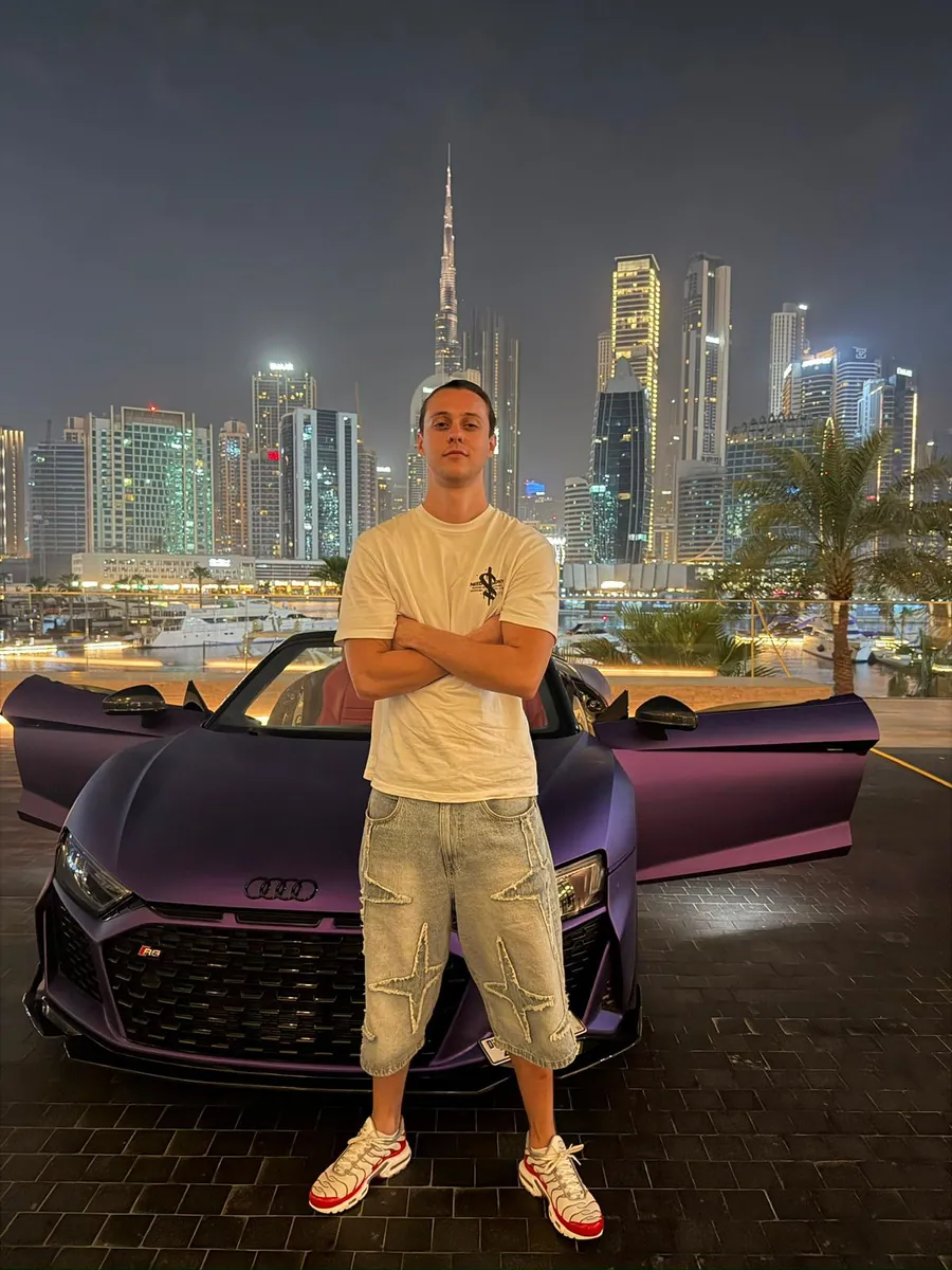 Juki con un Audi en Dubái