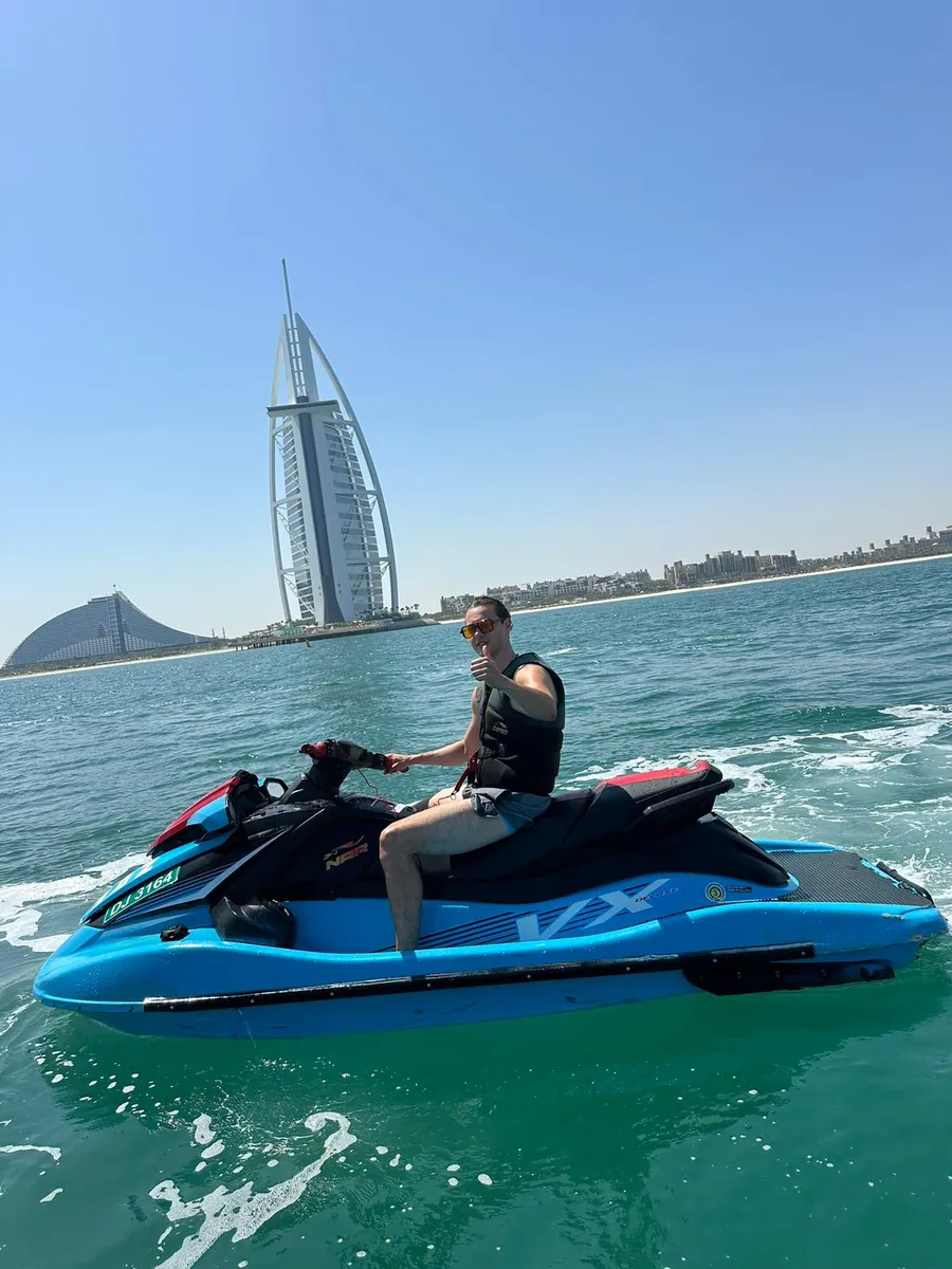Juki en jet ski en Dubái